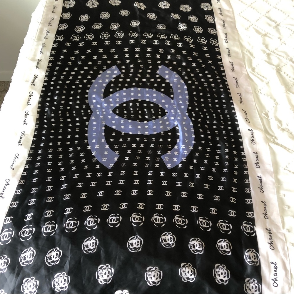 NWOT 100% Soie Silk Scarf/Head wrap